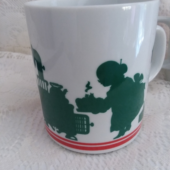 Pair of Vintage Avon Christmas Mugs - Picture 3 of 7